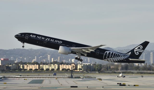 BOEING 777-300ER (ZK-OKQ) - Departing LAX on 25R