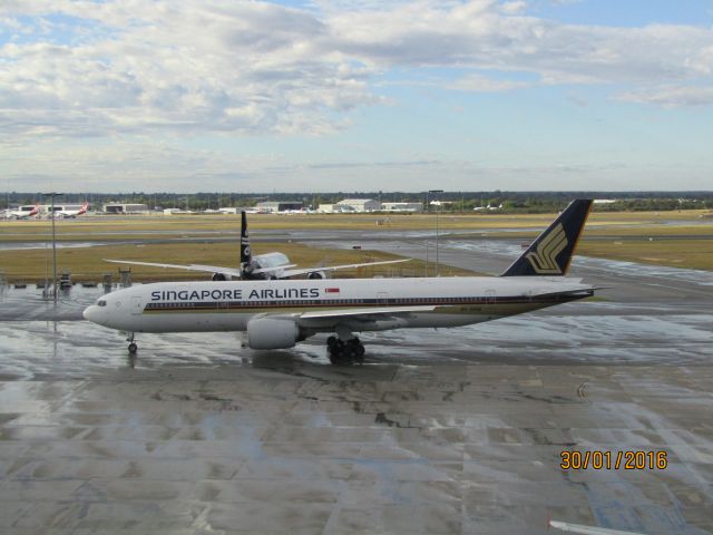 Boeing 777-200 (9V-SRM) - Nice Singapore Airlines B772 departing to Singapore as SIA214.