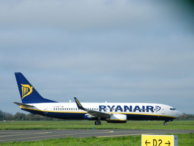 Boeing 737-800 (EI-EBE) - EI-EBE BOEING 737-8ASWL DEP EINN 13/10/2011