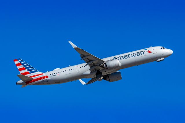 Airbus A321neo (N428AA) - An American Airlines A321 neo taking off from PHX on 3/4/23. Taken with a Canon R7 and Canon EF 100-400 L II lens.