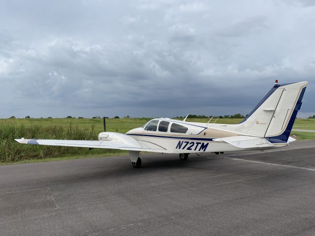 Beechcraft 55 Baron (N72TM) - Unpacking from a flight