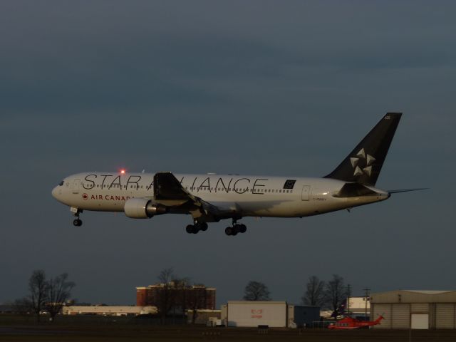 BOEING 767-300 (C-FMWY)