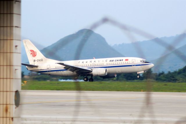 BOEING 737-300 (B-2906)