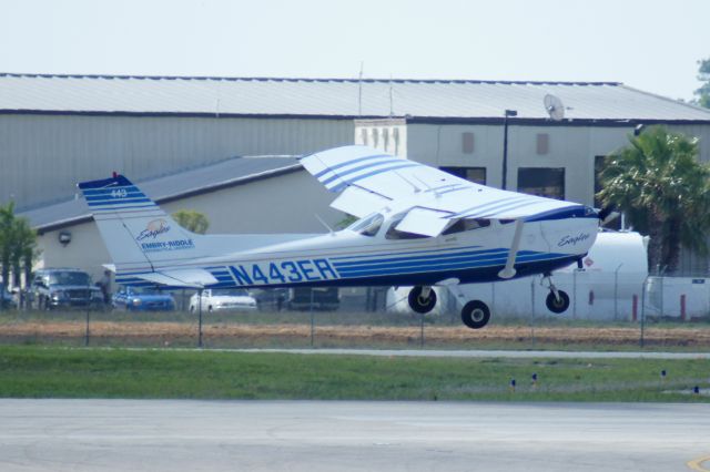 Cessna Skyhawk (N443ER)