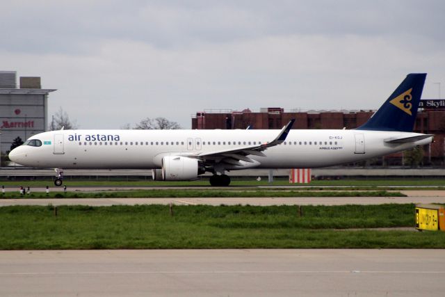 Airbus A321neo (EI-KGJ) - Departing rwy 27R on 1-Apr-23 operating flight KZR902 to UAAA via UATE.