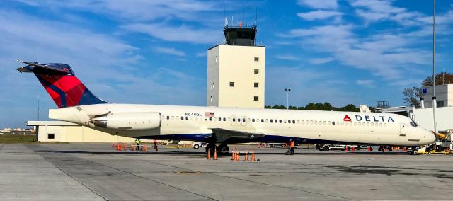 McDonnell Douglas MD-88 (N949DL) - With the tower in the background.