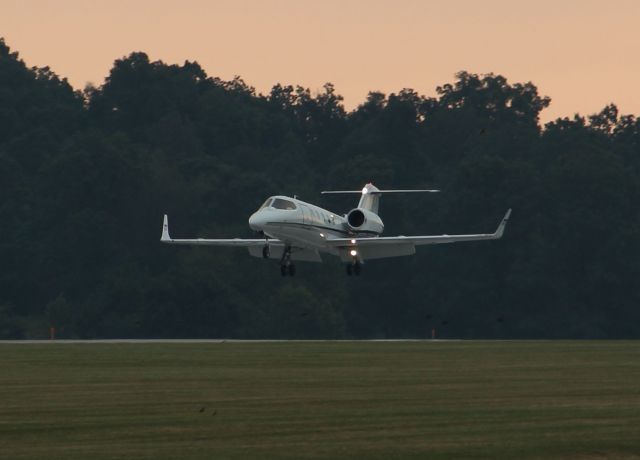 Learjet 31 (N932FD) - Landing rwy 27 on 8/17/11