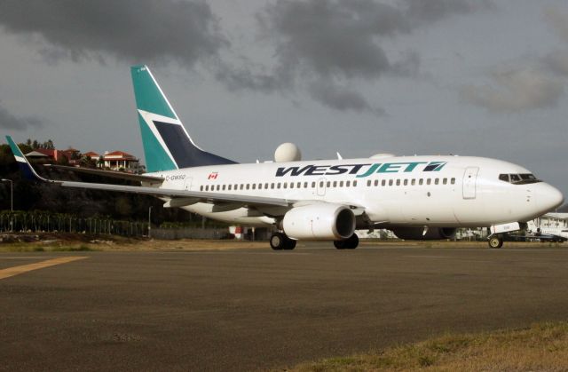 Boeing 737-700 (C-GWSQ) - Taken 4-1-2013