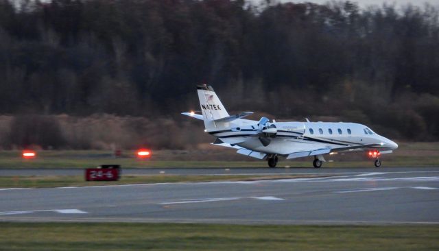 Cessna Citation Excel/XLS (N47EK) - N47EK deploying reverse thrust on runway 24 at KTEB, arriving from KLBE (48 minutes Flight Time)