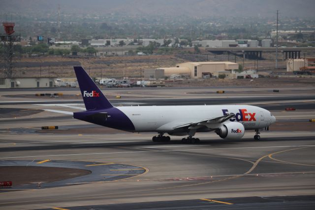 BOEING 777-200LR (N868FD)