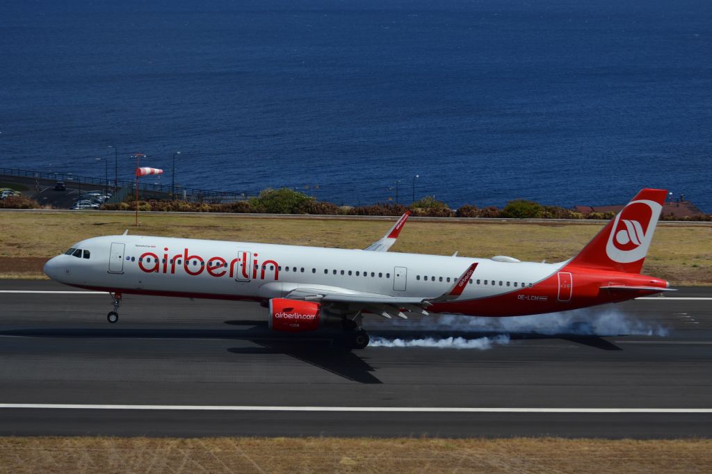 OE-LCM — - Madeira Cristiano Ronaldo International Airport landing airbus A321-200 airberlin 31-08-2017