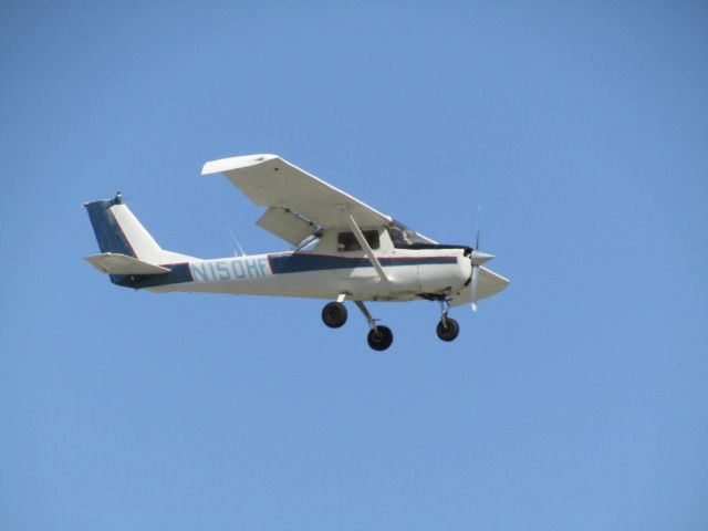 Cessna Commuter (N150HF) - Landing RWY 20R