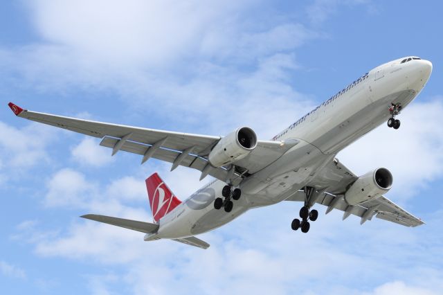 Airbus A330-300 (TC-JNJ) - Landing at LHR.