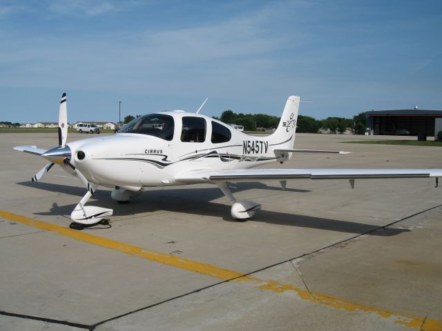 Cirrus SR-22 (N545TV)