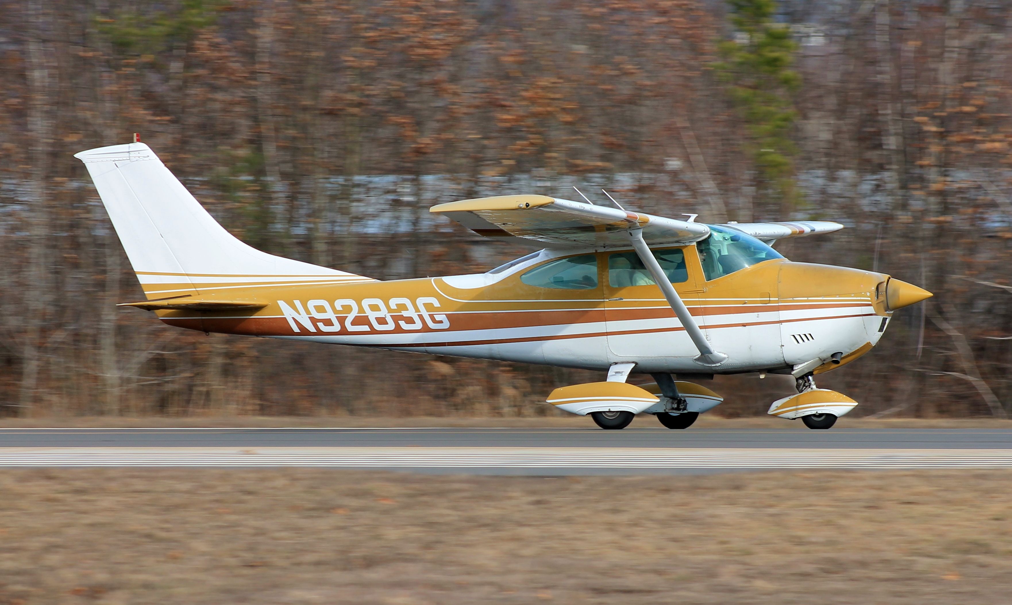 Cessna Skylane (N9283G) - Rolling fast down runway 20!