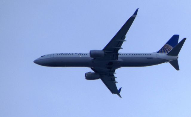 Boeing 737-900 (N39475) - This 2013 United Airlines Boeing 737-900 is upwind of the Airport in the Winter of 2019.