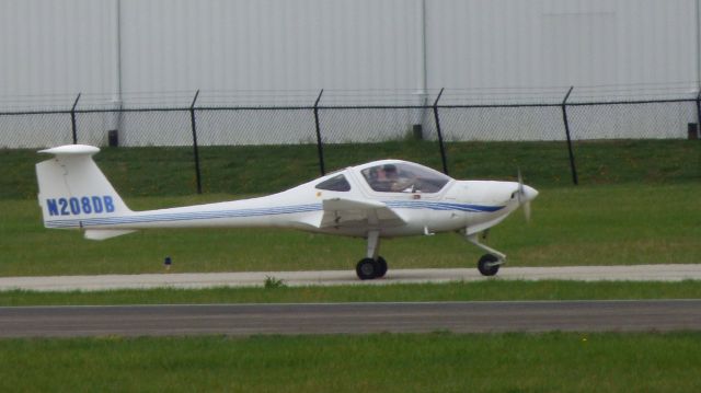 Diamond DV-20 Katana (N208DB) - Shown here taxiing is a Diamond Katana in the Spring of 2016.