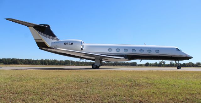 Gulfstream Aerospace Gulfstream V (N83M) - A Gulfstream Aerospace GV-SP (550) on the ramp at Pryor Field Regional Airport, Decatur, AL - September 28, 2016. 