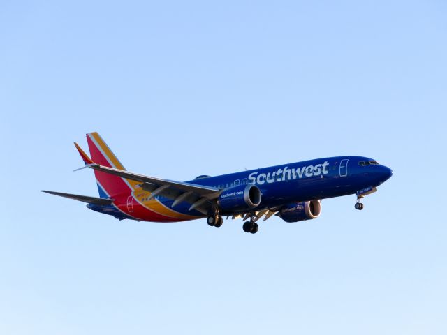 Boeing 737 MAX 8 (N8721J) - Southwest 737 MAX 8 on approach for RWY 27