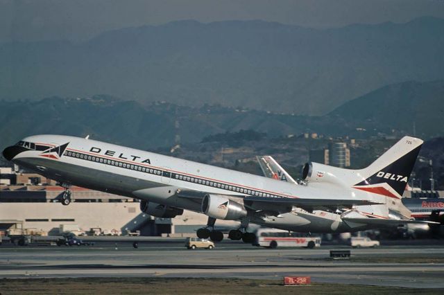 Lockheed L-1011 TriStar (N725DA) - Lockheed L-1011-1 N725DA at Los Angeles on December 25, 1986.