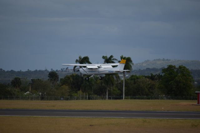 Cessna Commuter (HI245) - BEAUTIFUL C150 LANDING BY THE RWY 11 MDST ... C150 SCHOOL OF PRIVATE AVIATION ZOHERGA