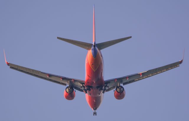 Boeing 737-700 (N902WN) - On this approach, the gear came down after he passed overhead. I thought it was a cool angle so there it is..