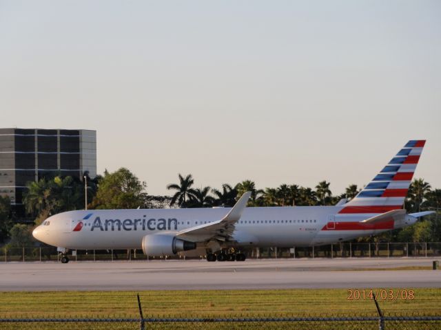 BOEING 767-300 (N386AA)