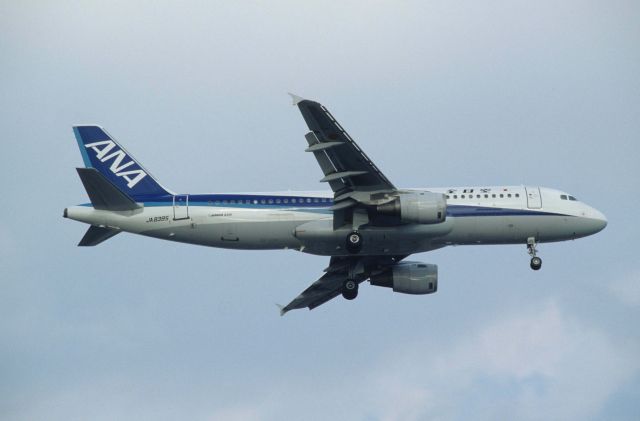 Airbus A320 (JA8395) - Final Approach to Tokyo-Haneda Intl Airport Rwy16L on 1997/10/12