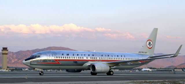 Boeing 737-800 (N905NN) - Taxiing north on Alpha headed to the terminal.