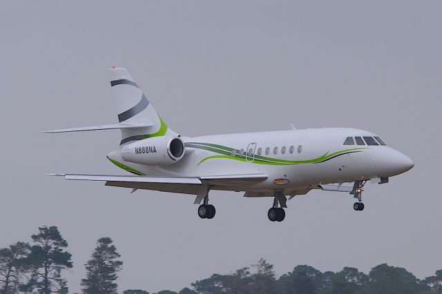 Dassault Falcon 2000 (N888NA) - ILS 25R.