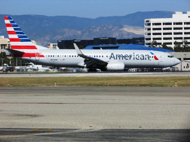 Boeing 737-800 (N946NN) - Taxiing to gate after landing.