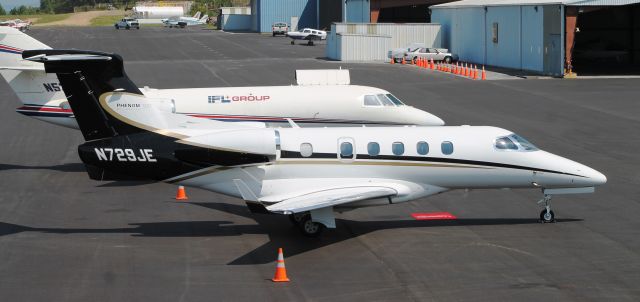 Embraer Phenom 300 (N729JE)