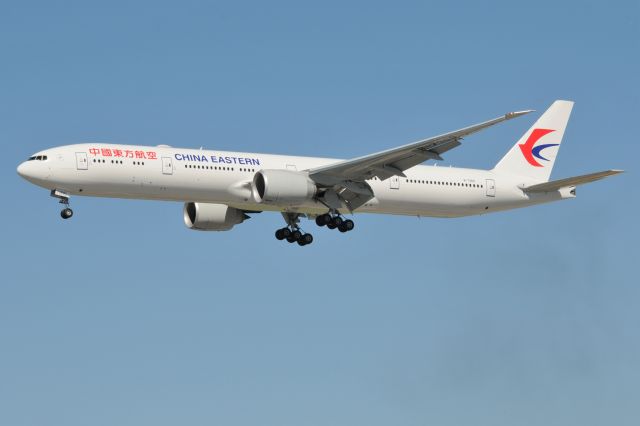 BOEING 777-300 (B-7369)