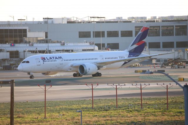 Boeing 787-8 (CC-BBG)