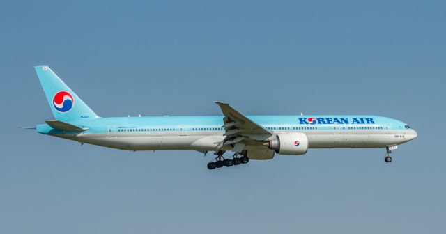 BOEING 777-300 (HL8217)