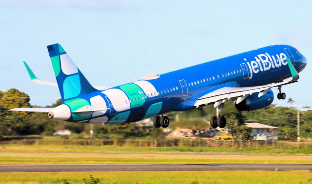 Airbus A321 (N985JT)
