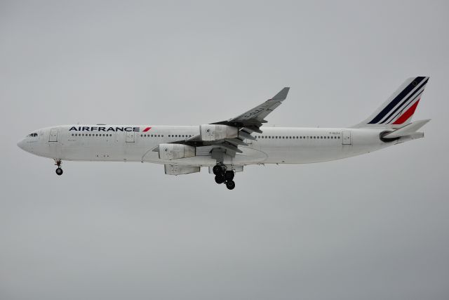 Airbus A340-300 (F-GLZJ) - Does Air France ever wash their aircraft? Anyway, happy to catch this A340 as they are not going to be around much longer. Shoot them when you can.