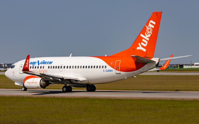 Boeing 737-500 (C-GANH)