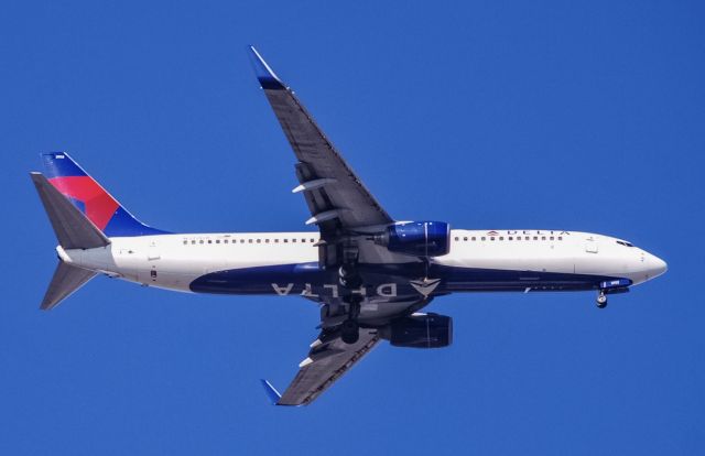 Boeing 737-800 (N372DA) - On final into GSP.  1/14/2022.