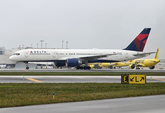 Boeing 757-200 (N6716C)