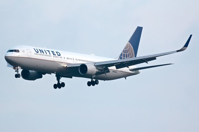 BOEING 767-300 (N662UA)