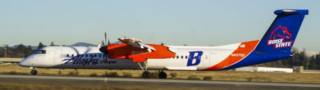 de Havilland Dash 8-400 (N437QX)