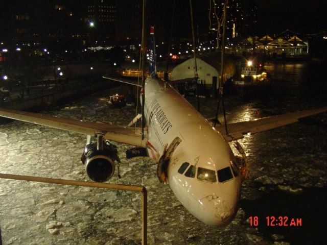 — — - US AIRWAYS HUDSON RIVER  THIS A REAL PIC, TAKEN BY THE RESCUE TEAM.  ICE AND COLD WATERS,  WAS A GREAT LANDING.