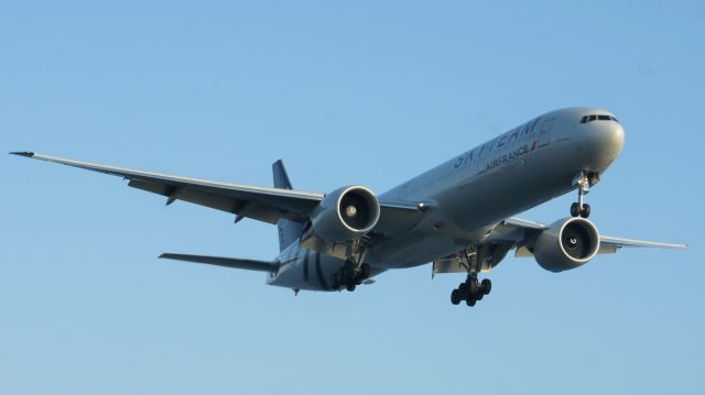 BOEING 777-300 (F-GZNN)