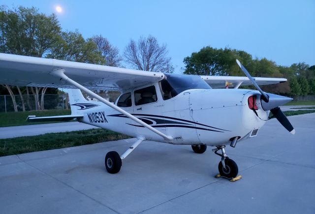 Cessna Skyhawk (N1053X) - 04-25-21 br /Full moon tonight, ready for 100 hour, original color.