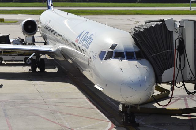 McDonnell Douglas MD-88 (N932DL) - Delta McDonnell Douglas MD-88 N932DL in Detroit