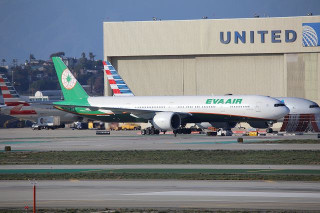 BOEING 777-300ER (B-16725)