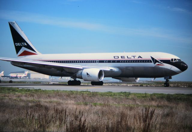 BOEING 767-200 (N112DA) - KSFO - late 1980s shows a newer 767-200 for Delta.