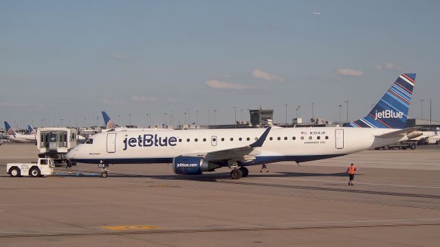 Embraer ERJ-190 (N354JB)