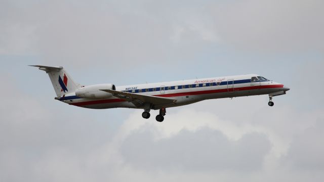 Embraer ERJ-135 (N813AE)